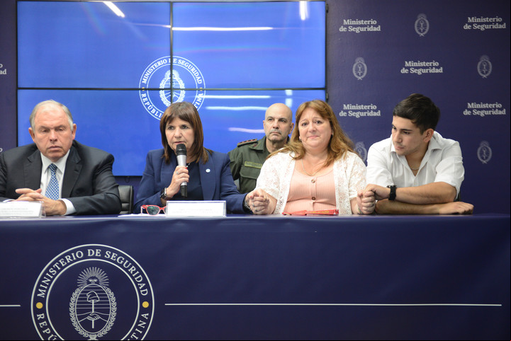 Patricia Bullrich y Gerardo Werthein hablan tras la reunión con la familia del gendarme secuestrado en Venezuela. Foto:Luciano Thieberger