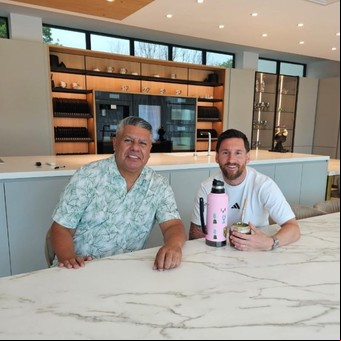 Lionel Messi despidió el año a puro mate con 'Chiqui' Tapia: "Un año de 10, con el 10"