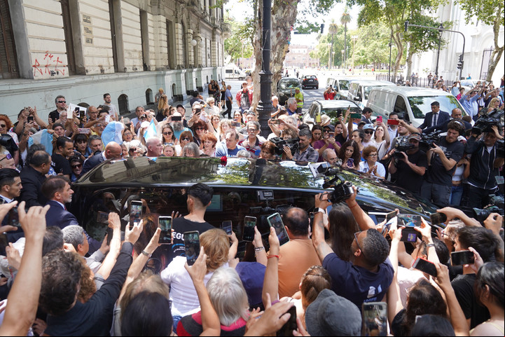 El cotejo fúnebre sale rumbo al cementerio de Florencio Varela. Foto Guillermo Rodriguez Adami.