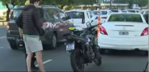 Polémica por una multa por alcoholemia a un motociclista de Uber que se hizo viral en las redes: "No infringí ninguna regla yo"