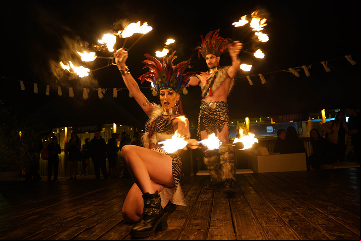 Un número de artistas manipulando candelabros de fuego. Foto: Juano Tesone /Enviado especial