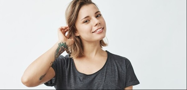 ¿Qué significa tocarse la oreja al hablar, según la psicología?
