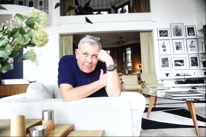 Juan Gatti diseñó los icónicos afiches de películas como "Atame", "Hable con ella" y "Tacones lejanos". Foto: Germán García Adrasti.