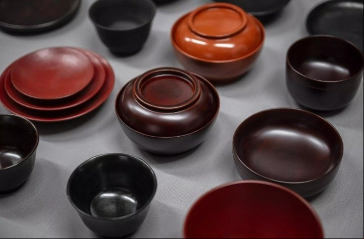 Artesanía de laca expuesta en un taller de la ciudad japonesa de Wajima, el 11 de diciembre de 2024 © Yuichi YAMAZAKI / AFP