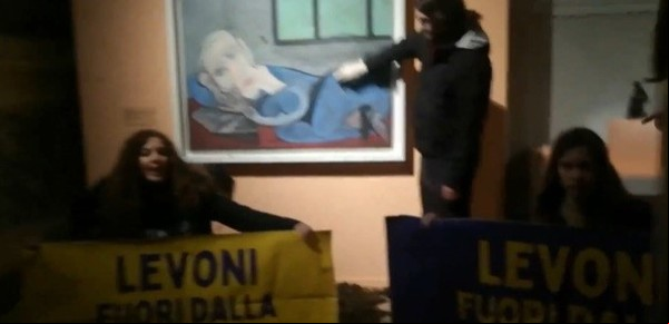 Un grupo de animalistas atacaron con materia fecal el vidrio que cubre un obra de Picasso