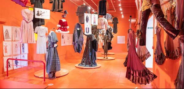 Graciela Galán: cinco décadas de vestuario y escenografía en una muestra