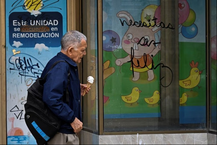 "Necesitas ser feliz", un grafiti que resuena en las calles de La Habana. Foto: AFP.
