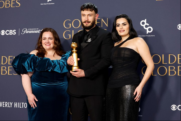 Jessica Gunning, Richard Gadd y Nava Mau, con el Globo de Oro. Foto EFE