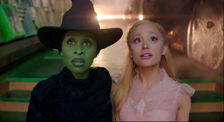 Cynthia Erivo y Ariana Grande en "Wicked", el primer filme que no es una secuela entre los 10 más vistos del 2024.