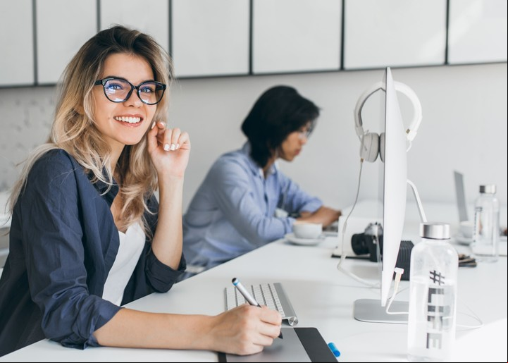Chat GPT señala que los profesionales especialistas en lo digital son cada vez más demandados. Foto: Freepik.