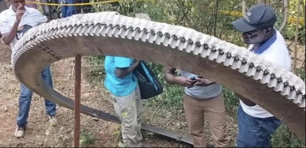 Un anillo metálico de 500 kilos cayó del cielo sobre un pueblo de Kenia