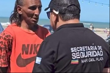 Fuerte discusión entre un trapito y un policía en Mar del Plata: "Tomátelas"   