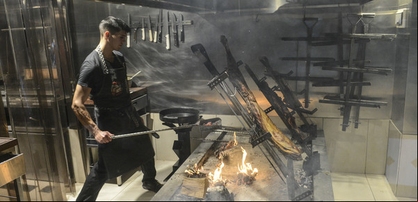 En Palermo, un muy buen restaurante para comer asado en estaca: costillares de vaca, cordero y lechón como en el campo