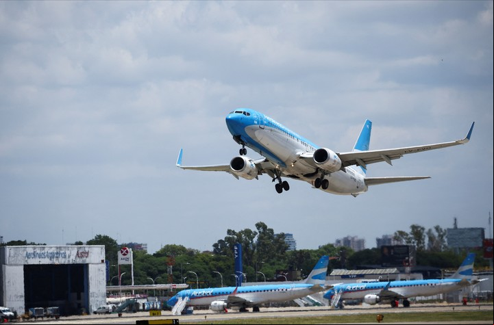 Aerolineas Argentinas Boeing 737-8SH despega de Aeroparque Jorge Newbery. REUTERS/Agustin Marcarian