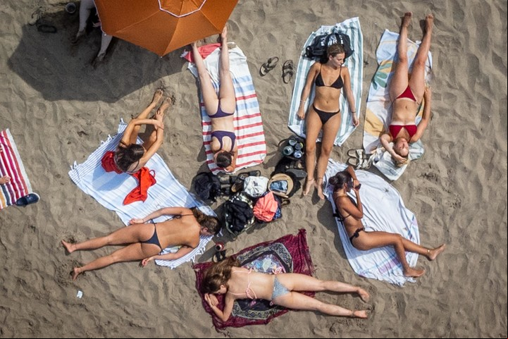 Sol en la playa. Un grupo de jóvenes disfruta de Mar del Plata. Foto Diego Izquierdo 