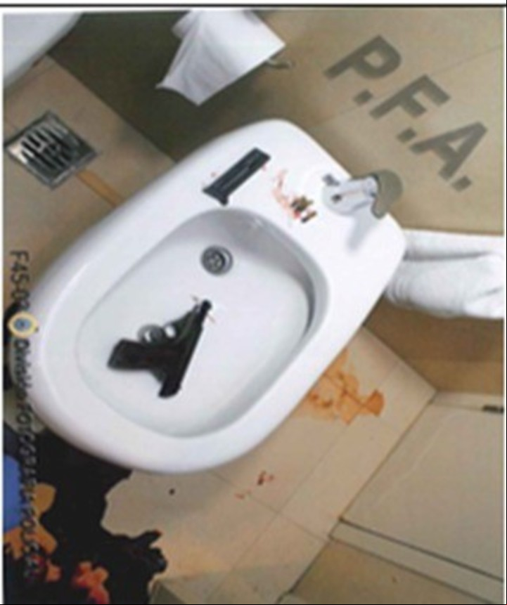 La pistola Bersa 22 fue limpiada con papel higiénico y colocada en el bidet.