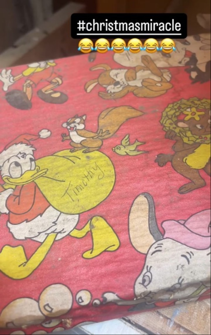 El paquete, cubierto de polvo, llevaba el nombre de King y estaba perfectamente envuelto con un papel de regalo de temática Disney (Captura de video).