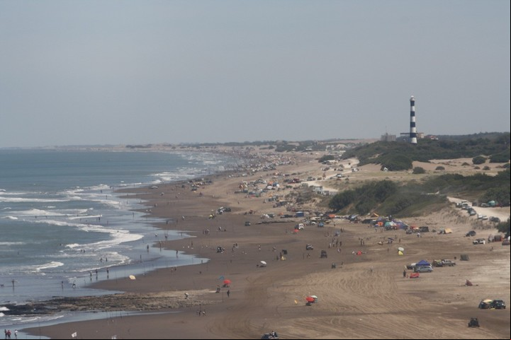 Las amplias playas de Claromecó y el faro. Foto Turismo Tres Arroyos