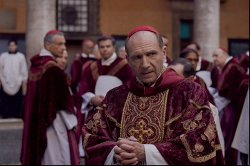 "Cónclave": un thriller religioso bien construido que peca sobre el final