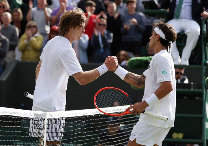 Rublev y Comesaña se saludan tras la victoria del argentino en Wimbledon. (FOTO: REUTERS).