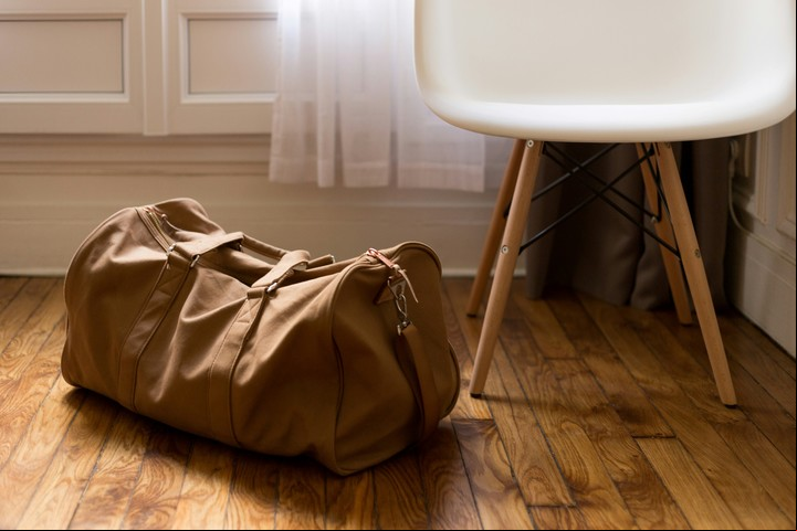 La organización de bolsos no requiere grandes cambios, solo creatividad. Foto: Unsplash.