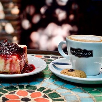 Máscaras, arte y un patio bohemio: el café imperdible en el corazón de San Telmo