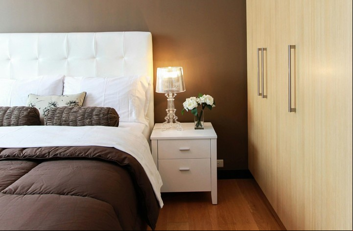 Hacer tu cama y que quede tan prolija como las de las habitaciones de hotel es sencillo siguiendo consejos fáciles y prácticos. Foto: Pexles.