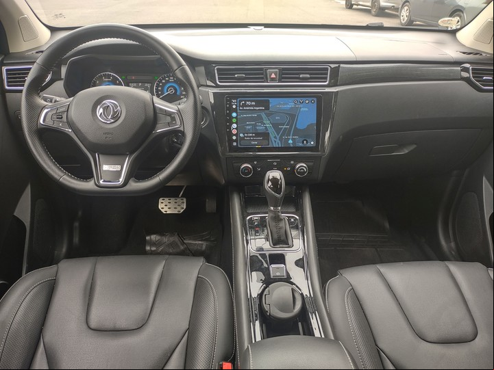 Interior con materiales de buena calidad percibida. Tapizados de cuerina y sistema multimedia con pantalla de 10".