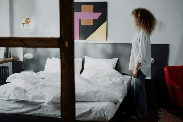 Las sábanas de lino, esenciales para un descanso fresco en climas cálidos. Foto: Pexels.