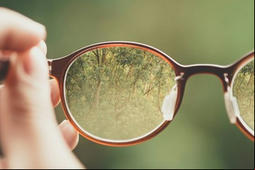 Adiós a las rayas en los lentes: 2 soluciones caseras efectivas