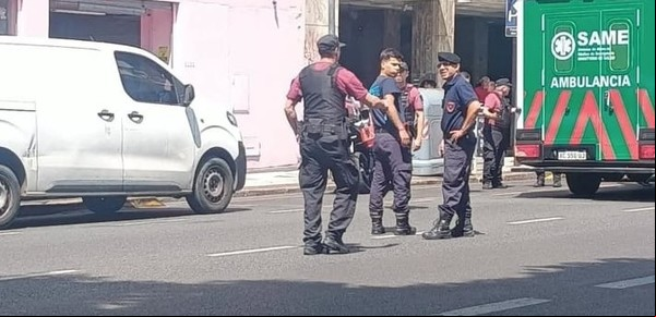 Les cortaron la luz, pusieron un grupo electrógeno y una falla produjo un escape de gas en avenida Corrientes: desmayos y tensión