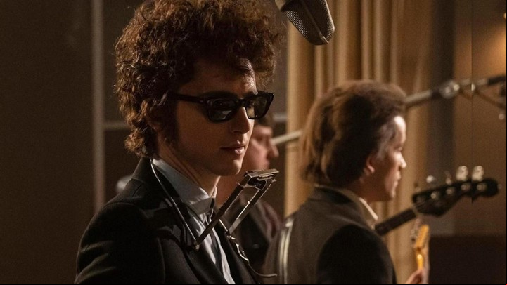 Timothée Chalamet es Bob Dylan en la multinominada "Un completo desconocido".