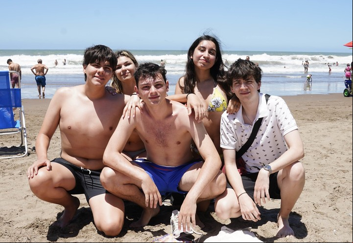 Un grupo de amigos de 18 años que llegó de Capital. Esperaban encontrar más gente de su edad. Foto: Fernando de la Orden / Enviado especial
