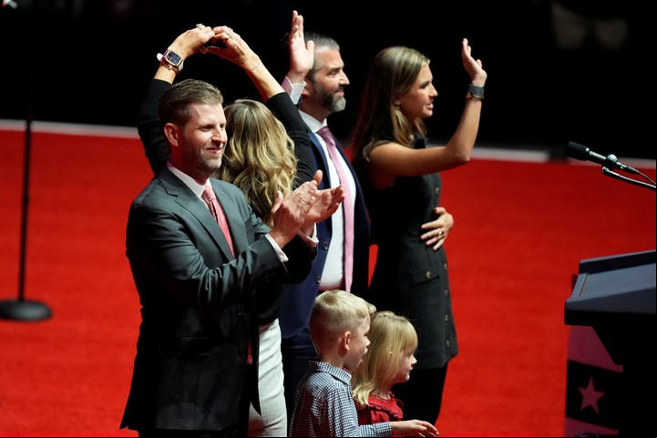 Eric Trump, de izquierda a derecha, con su hijo Luke, su hija Carolina y su esposa Lara Trump, y Donald Trump Jr. con su hija Kai Madison Trump, renuncian después de hablar ante el presidente electo Donald: Foto: AP
