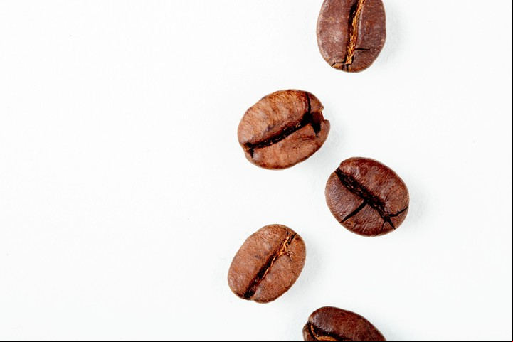 El aroma del café resulta un repelente natural para las cucarachas. Foto: Freepik.