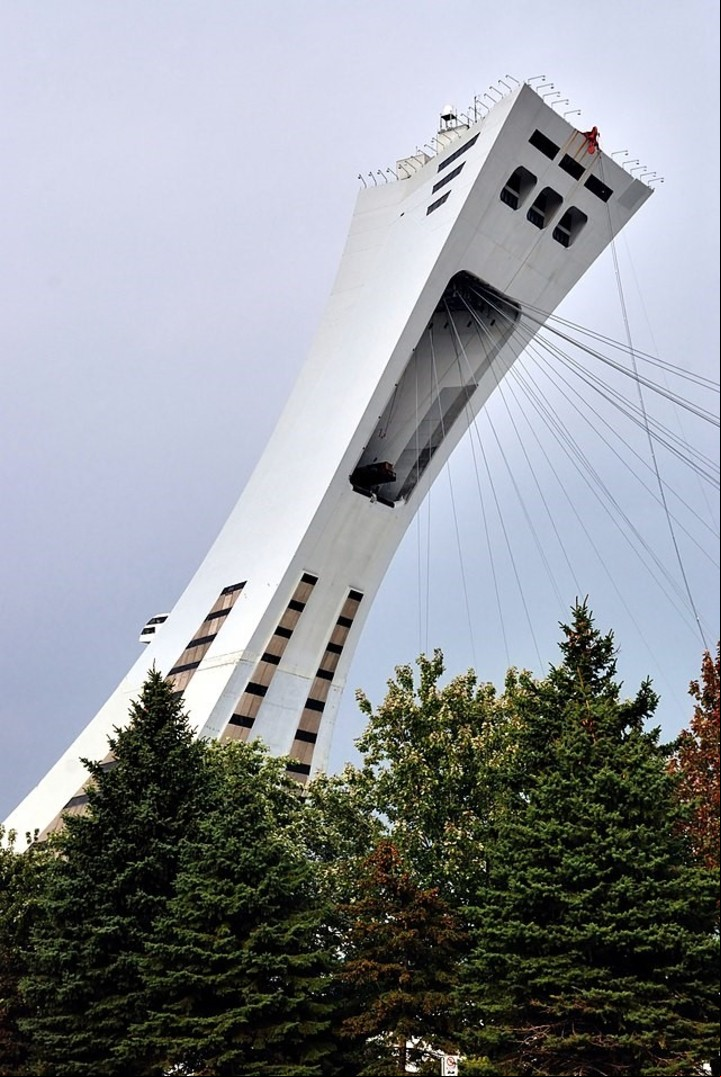 El diseño de la Torre de Montreal es obra del arquitecto francés Roger Taillibert. Foto: Wikimedia Commons | Taxiarchos228.