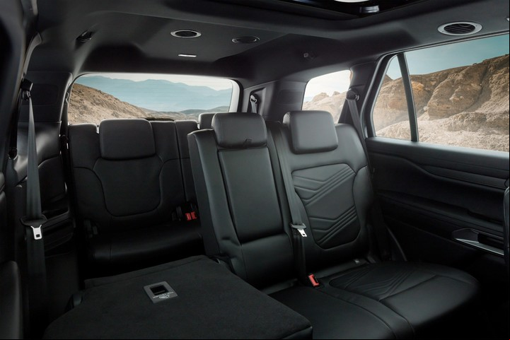 La tercera fila de asientos del Ford Everest se pliega de modo eléctrico.