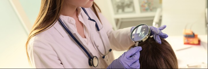 El dermatólogo realiza un diagnóstico e indica el tratamiento, Foto Shutterstock.