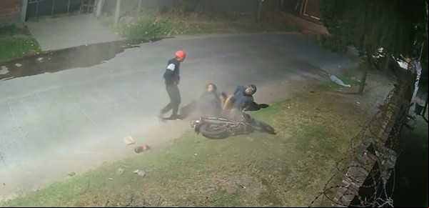 Video: le quisieron robar, se cayó de la moto con su hija y mató a un ladrón de 18 años