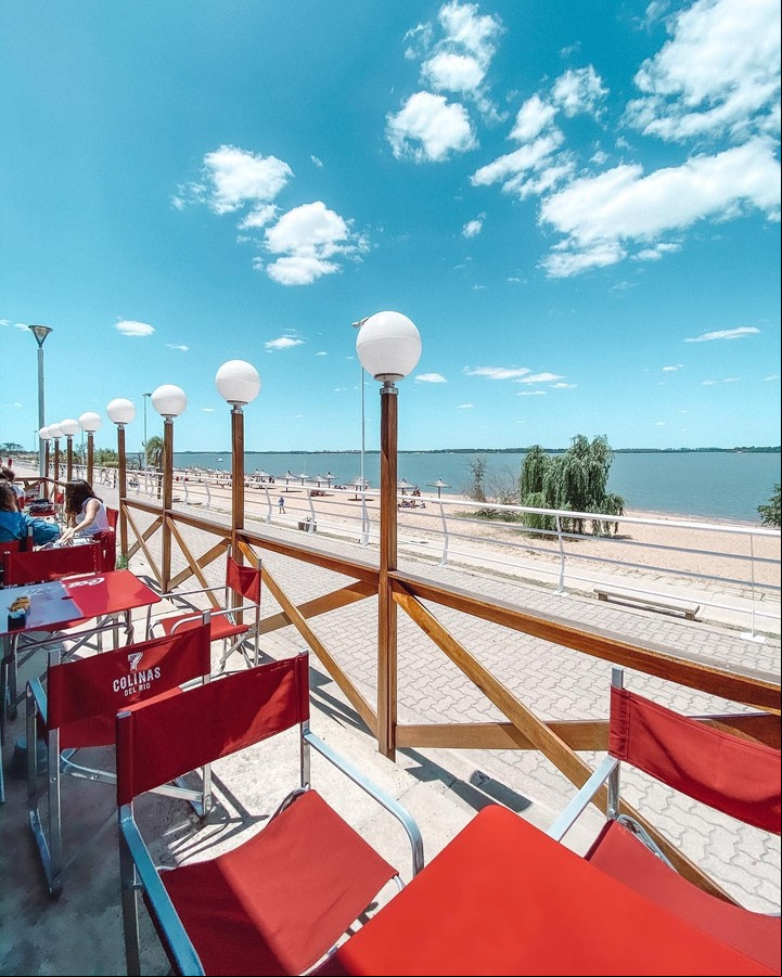 Relajate en los paradores con comidas típicas mientras disfrutás del paisaje. Foto: isladelpuerto.cdeluruguay.gob.ar.