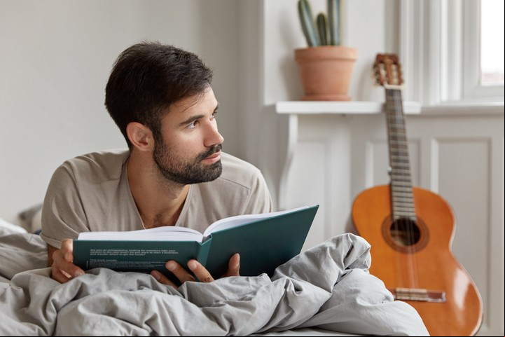 Cada signo tiene su libro perfecto, listo para acompañarte en este momento de tu vida. Foto: Freepik.