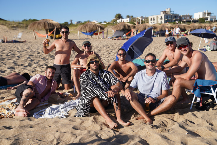 "Elegimos un lugar tranquilo, para disfrutar y recargar pilas", dicen los amigos que viajaron a La Pedrera desde Villa Allende. Foto Juano Tesone / Enviado Especial