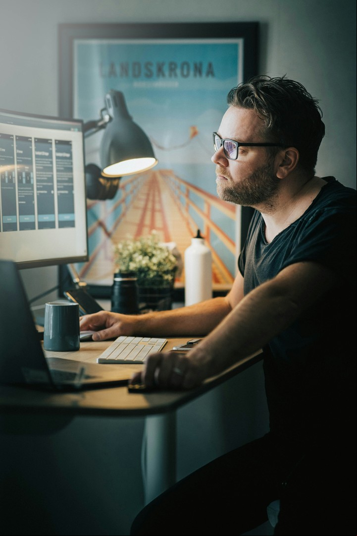 El trabajo colaborativo entre humanos y máquinas será la norma en el futuro laboral. Foto: Pexels.