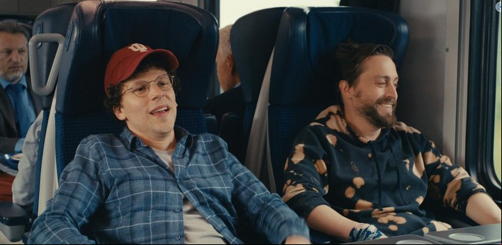 Eisenberg escribió también el guion, basándose en una experiencia personal. Es su segundo filme como realizador.