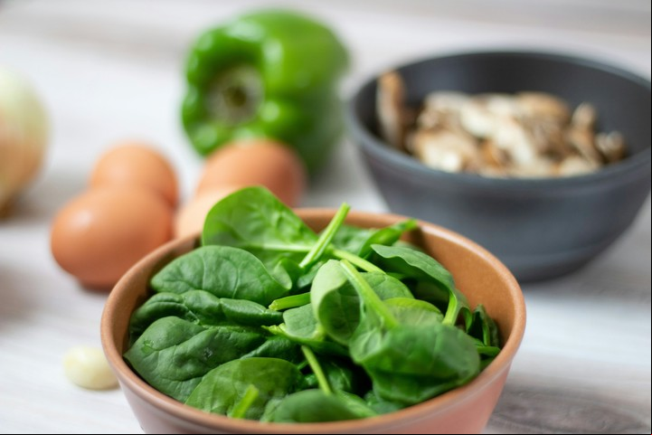 Sumar alimentos con luteína a tu dieta diaria es una forma sencilla de cuidar tu visión. Foto: Unsplash.