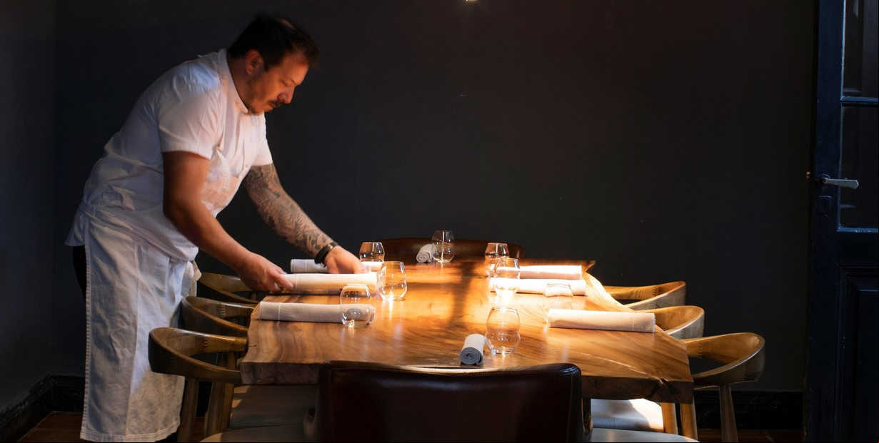 Cómo es y cuánto cuesta comer en el único restaurante argentino con 2 estrellas Michelin en que 20 personas atienden a 22 comensales