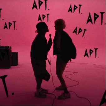¿Qué significa APT? La historia detrás del estribillo más pegadizo del verano
