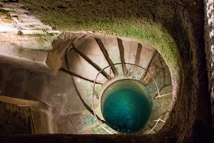 Descenso en caracol. Por muchos años, acceder a las catacumbas estuvo prohibido y penado por ley, Foto Shutterstock