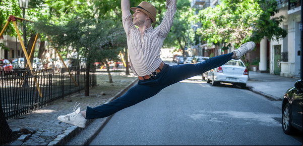 El bailarín nómade de 25 años que produjo obras con artistas repatriados y giró por el mundo con un musical francés