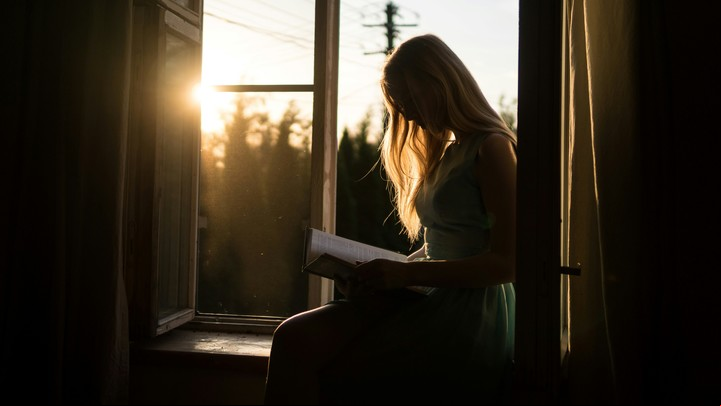 Evitar las pantallas al despertar mejora la memoria y el crecimiento neuronal. Foto: Unsplash.